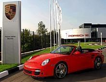 911 Turbo Cabriolet vor der neuen Vertriebszentrale in Moskau.